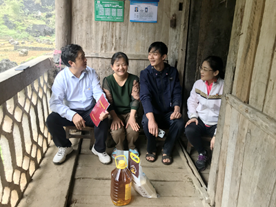 安仲文副院长慰问覃美宁母子（韦怀波 摄）