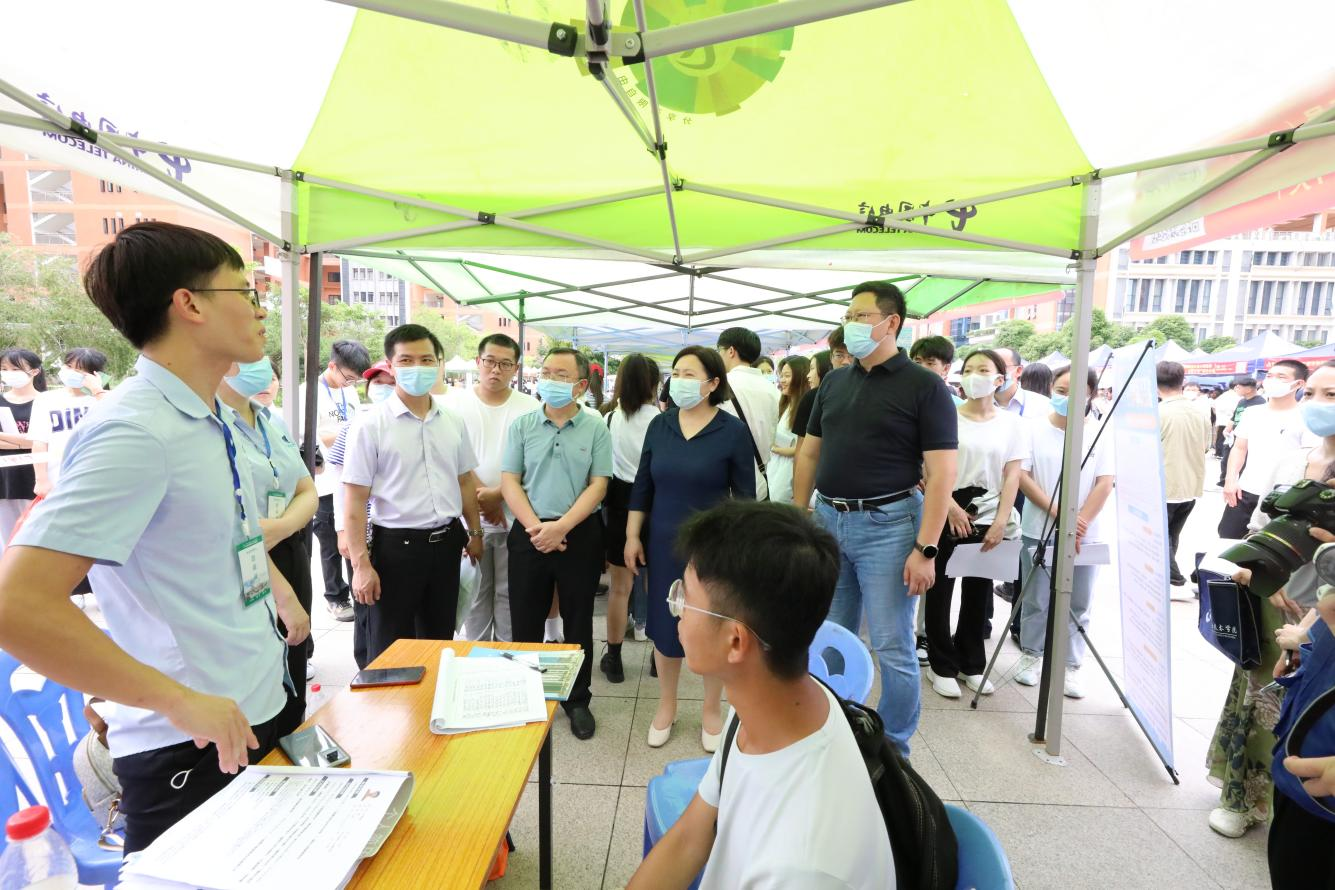 邀请企业入校招聘，学校领导现场访企拓岗